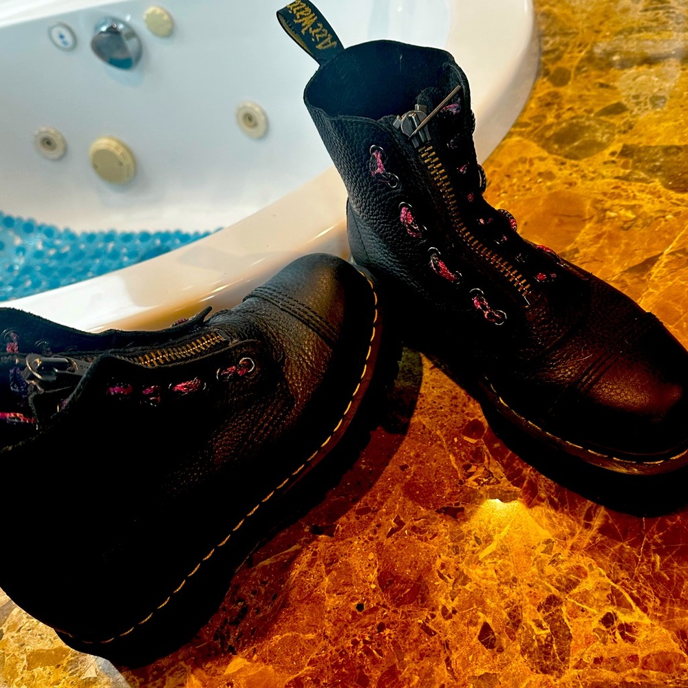 Dr. Martens Sinclair platform quad boot.   Uk 7 us womens 9/9.5 black leather